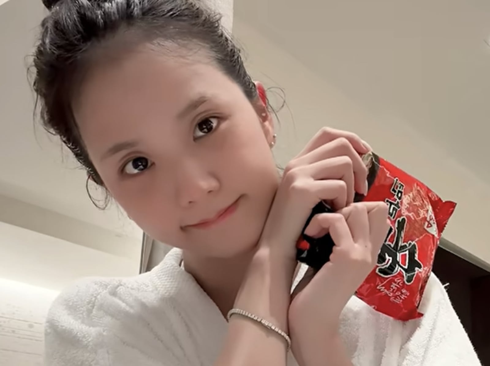 辛拉麵可以吃乾的嗎？Jisoo 示範另類吃法，網驚：「太重鹹了吧！」