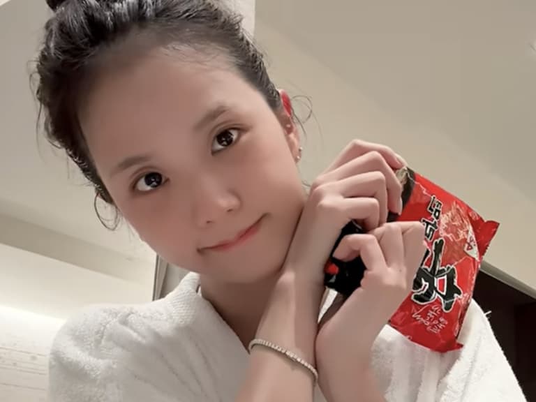 辛拉麵可以吃乾的嗎？Jisoo 示範另類吃法，網驚：「太重鹹了吧！」