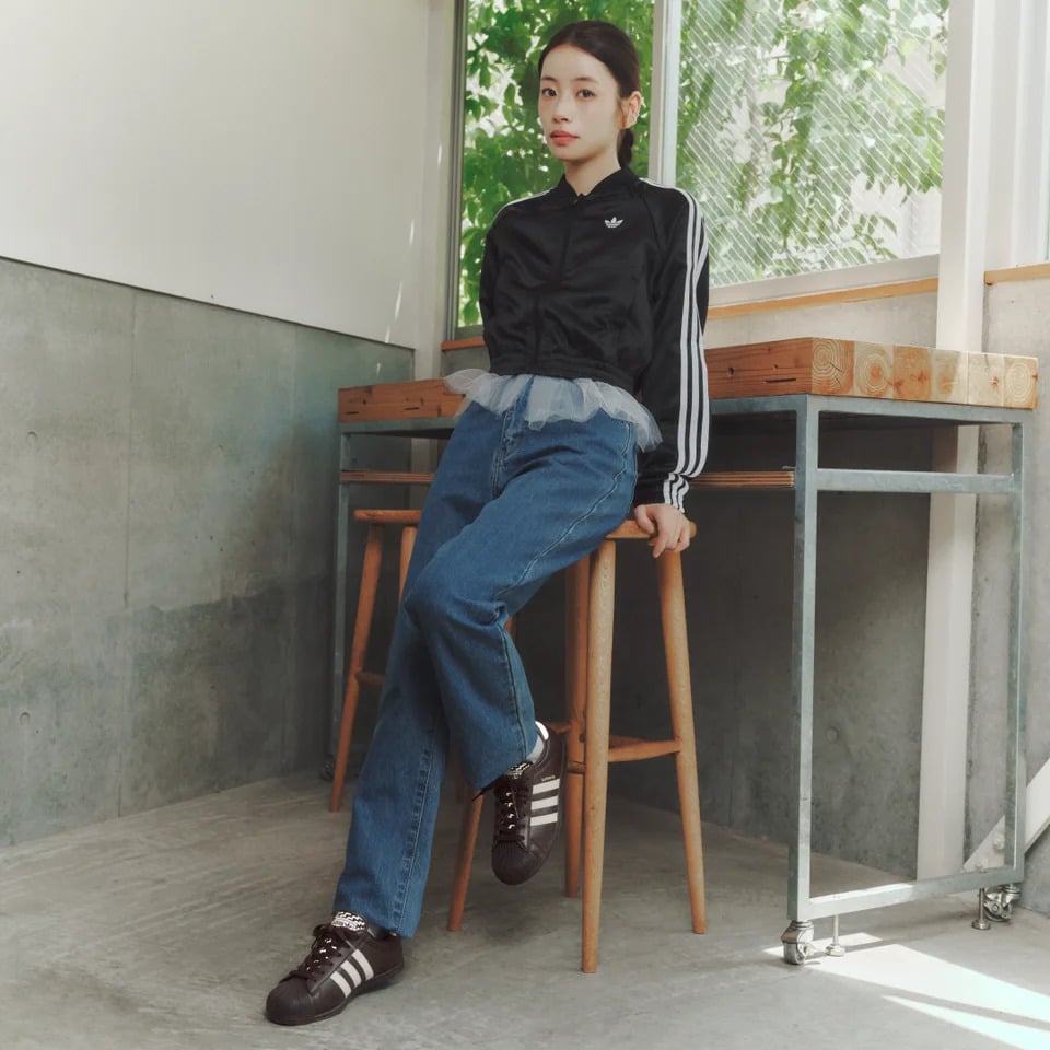 秋日穿搭終極對決!鎖定 ABC-MART 獨家 adidas Originals 雙神鞋。復古麂皮拼接與極簡輕盈薄底,套上秋季專屬配色,用質感細節秒殺社群目光
