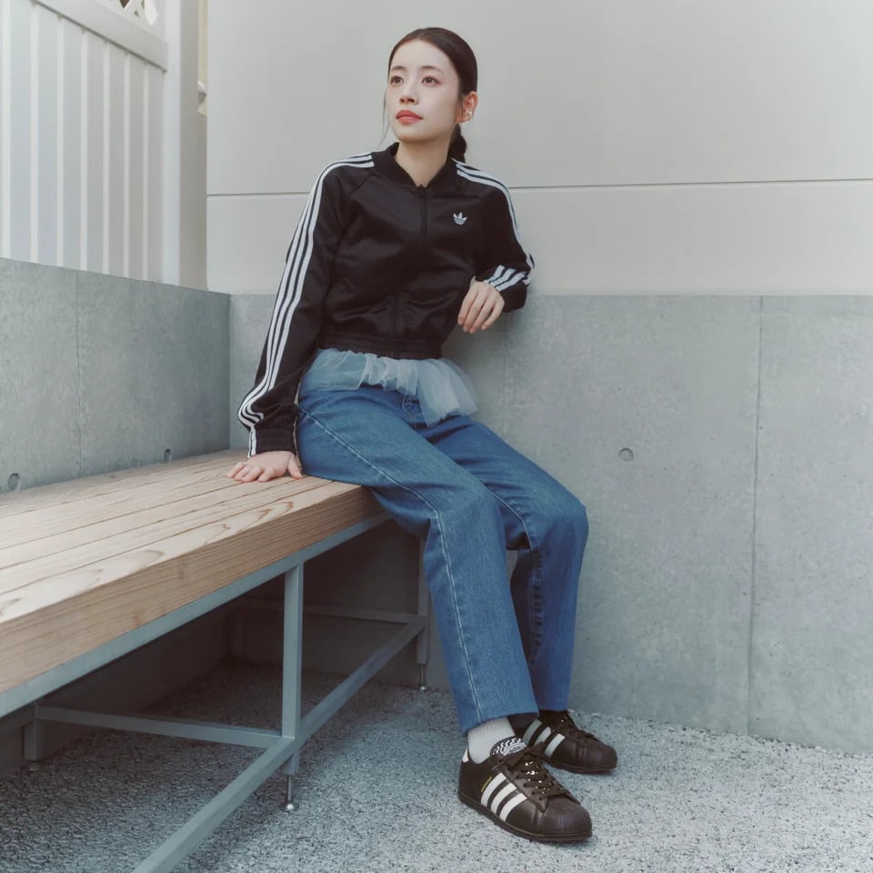 秋日穿搭終極對決!鎖定 ABC-MART 獨家 adidas Originals 雙神鞋。復古麂皮拼接與極簡輕盈薄底,套上秋季專屬配色,用質感細節秒殺社群目光