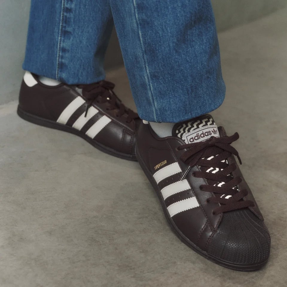 秋日穿搭終極對決!鎖定 ABC-MART 獨家 adidas Originals 雙神鞋。復古麂皮拼接與極簡輕盈薄底,套上秋季專屬配色,用質感細節秒殺社群目光