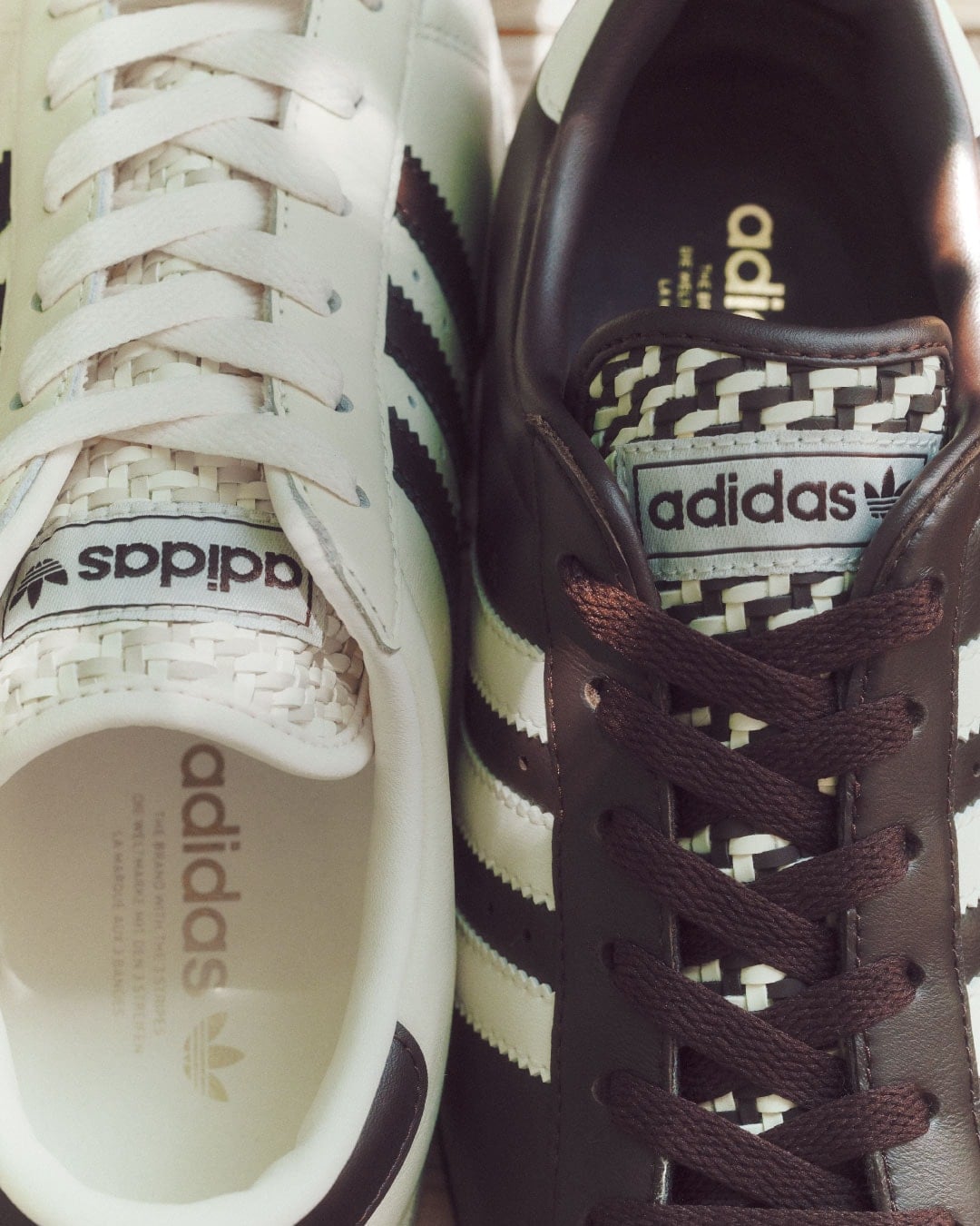 秋日穿搭終極對決!鎖定 ABC-MART 獨家 adidas Originals 雙神鞋。復古麂皮拼接與極簡輕盈薄底,套上秋季專屬配色,用質感細節秒殺社群目光