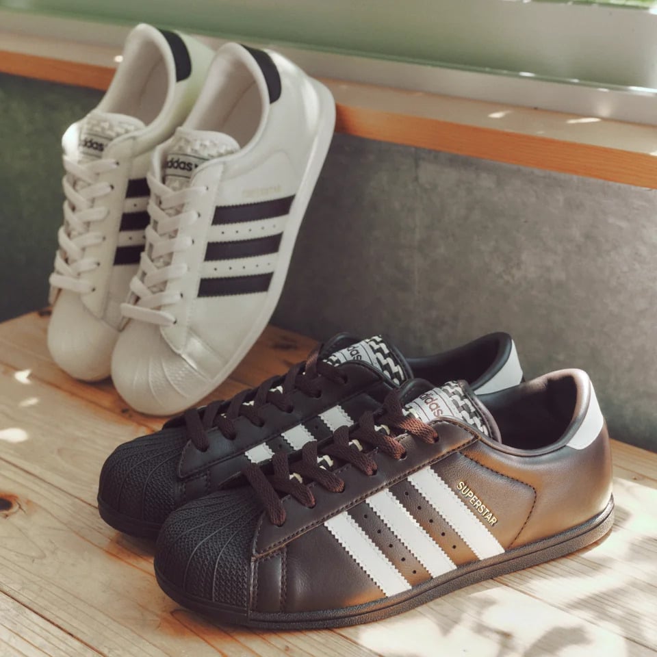 秋日穿搭終極對決!鎖定 ABC-MART 獨家 adidas Originals 雙神鞋。復古麂皮拼接與極簡輕盈薄底,套上秋季專屬配色,用質感細節秒殺社群目光