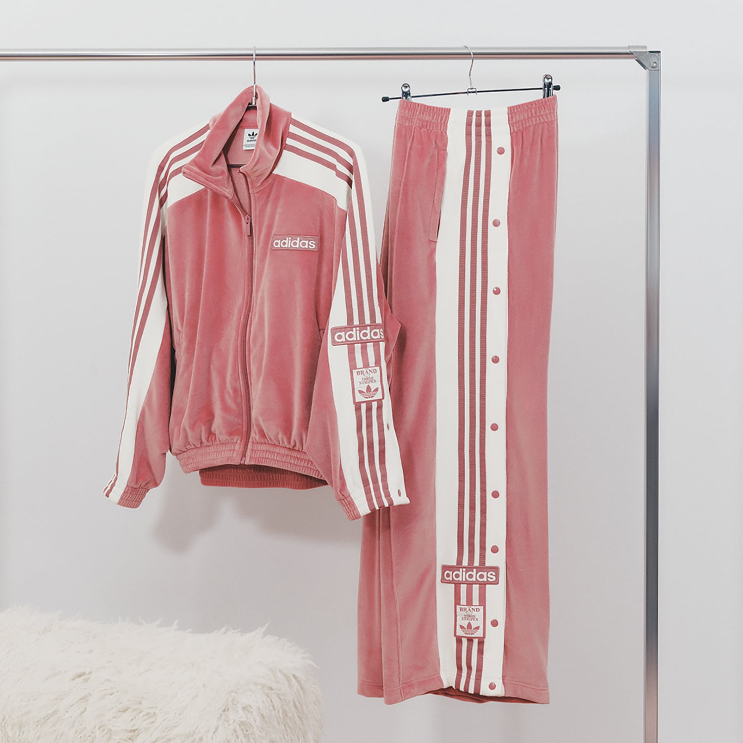 秋日穿搭終極對決!鎖定 ABC-MART 獨家 adidas Originals 雙神鞋。復古麂皮拼接與極簡輕盈薄底,套上秋季專屬配色,用質感細節秒殺社群目光
