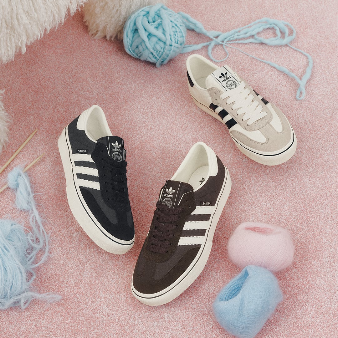 秋日穿搭終極對決!鎖定 ABC-MART 獨家 adidas Originals 雙神鞋。復古麂皮拼接與極簡輕盈薄底,套上秋季專屬配色,用質感細節秒殺社群目光
