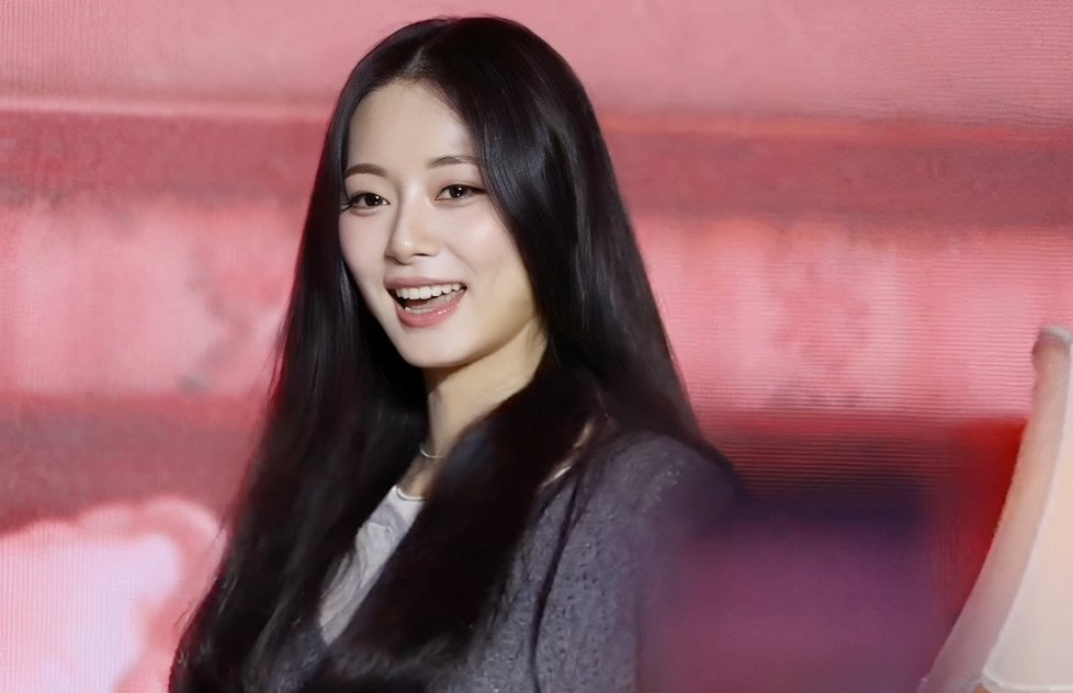 周子瑜身高 170 公分出席 TWICE 11 週年見面會清新造型掀熱議!網友對比 F1 活動:「淡妝更美!」