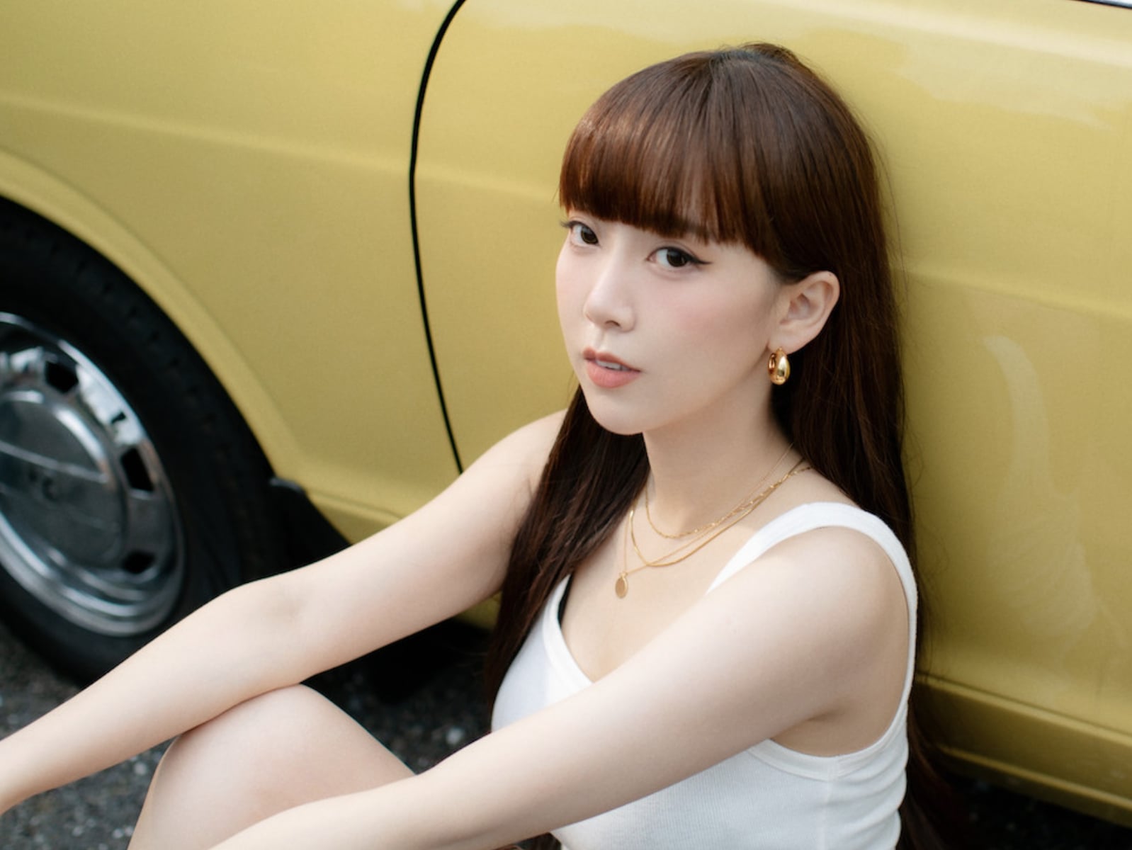 牙牙林怡廷攜手 G.K. 高偉庭推新歌〈還好我在夏天失戀〉！MV 狂吃 7 顆芒果、上演潑水大戰！