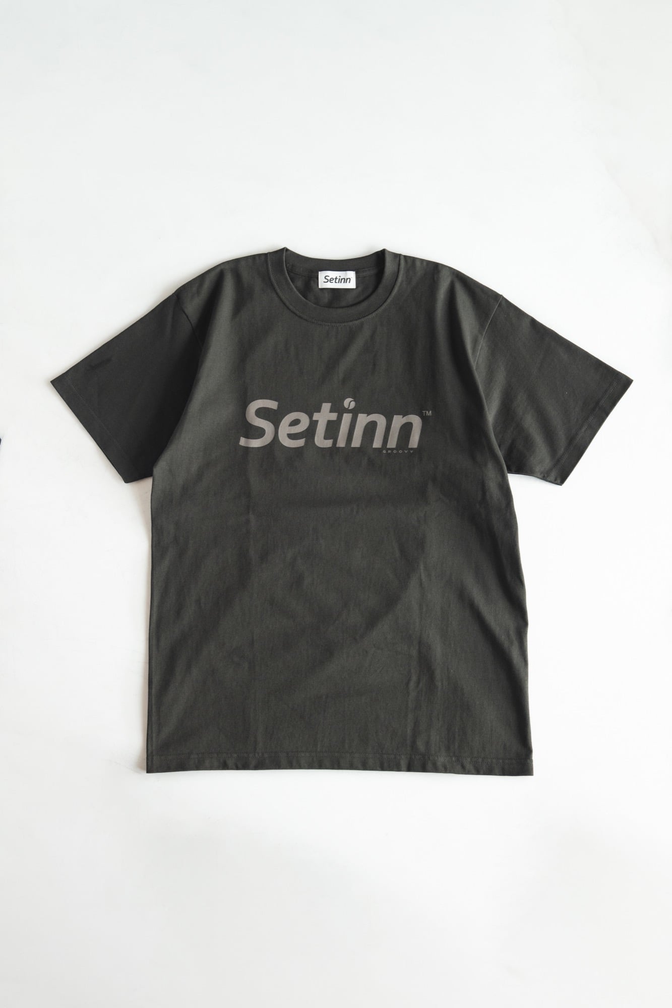 Setinn 聯名 GROOVY 限定開賣!外套短褲 T-Shirt 帽子四款一次看,10/30 到店還有大型互動裝置!