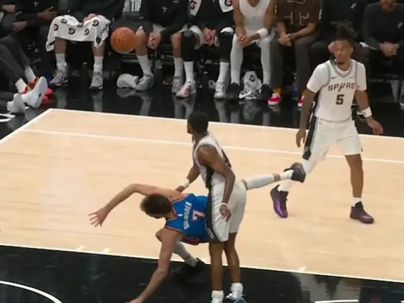 NBA／雷霆、馬刺爆發衝突大場面！Fox 卡位放倒 Holmgren、斑馬＋3 位威廉斯都被吹T！