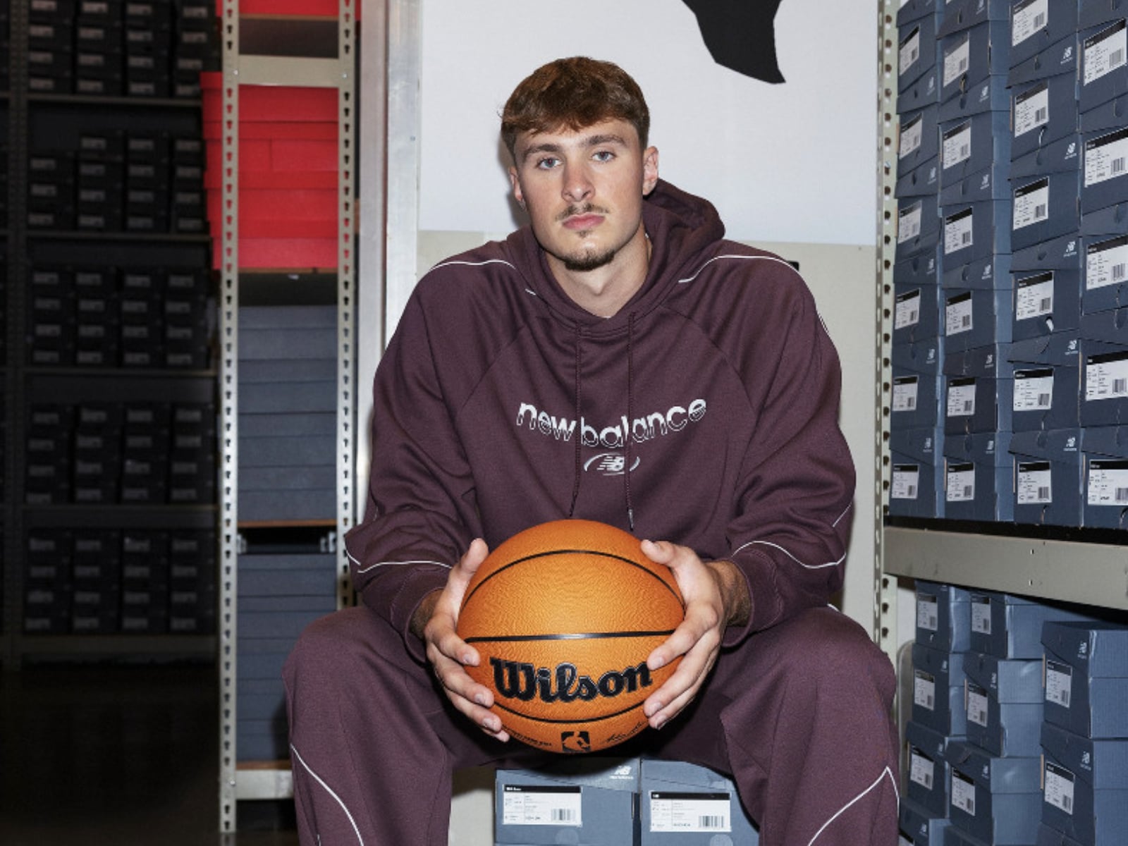 NBA／旗子哥 Cooper Flagg 變身 Foot Locker 球鞋店店員！穿 New Balance 950 搞笑補貨，上班不專心運球打電動！