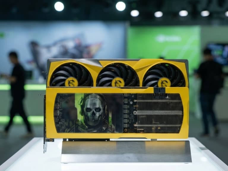 MSI RTX 5080 聯名《決勝時刻：現代戰爭 4》！黃色散熱器加 Ghost 背板，10/23 上市！