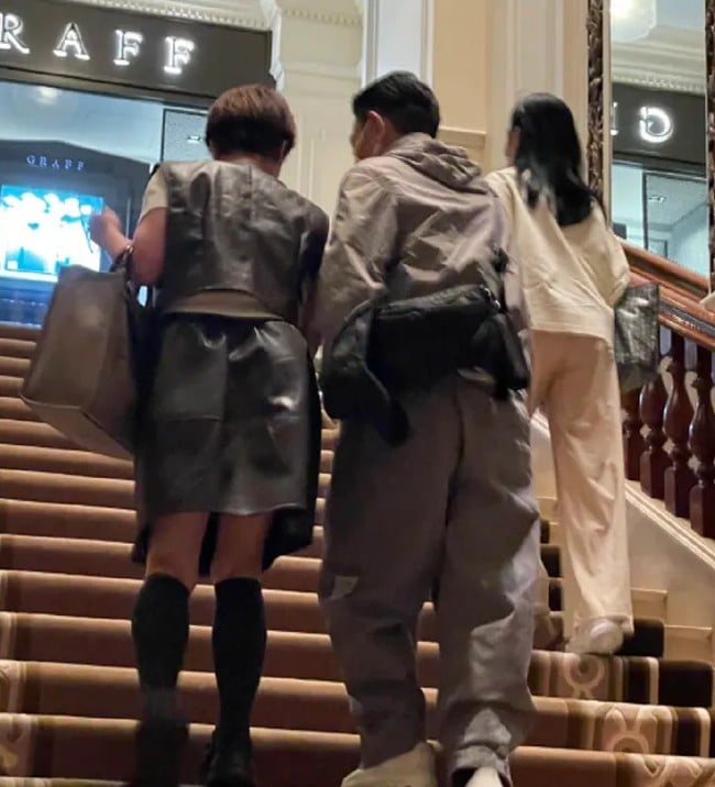 劉德華與華嫂朱麗蒨香港半島酒店同框!網友:「野生天王不好抓啊!」