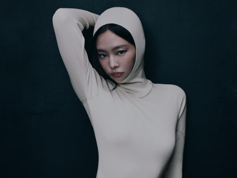 BLACKPINK Jennie 身高 163 亮相 Moncler 全新系列廣告！網驚呼：「怎麼能把羽絨外套穿得這麼時尚？」