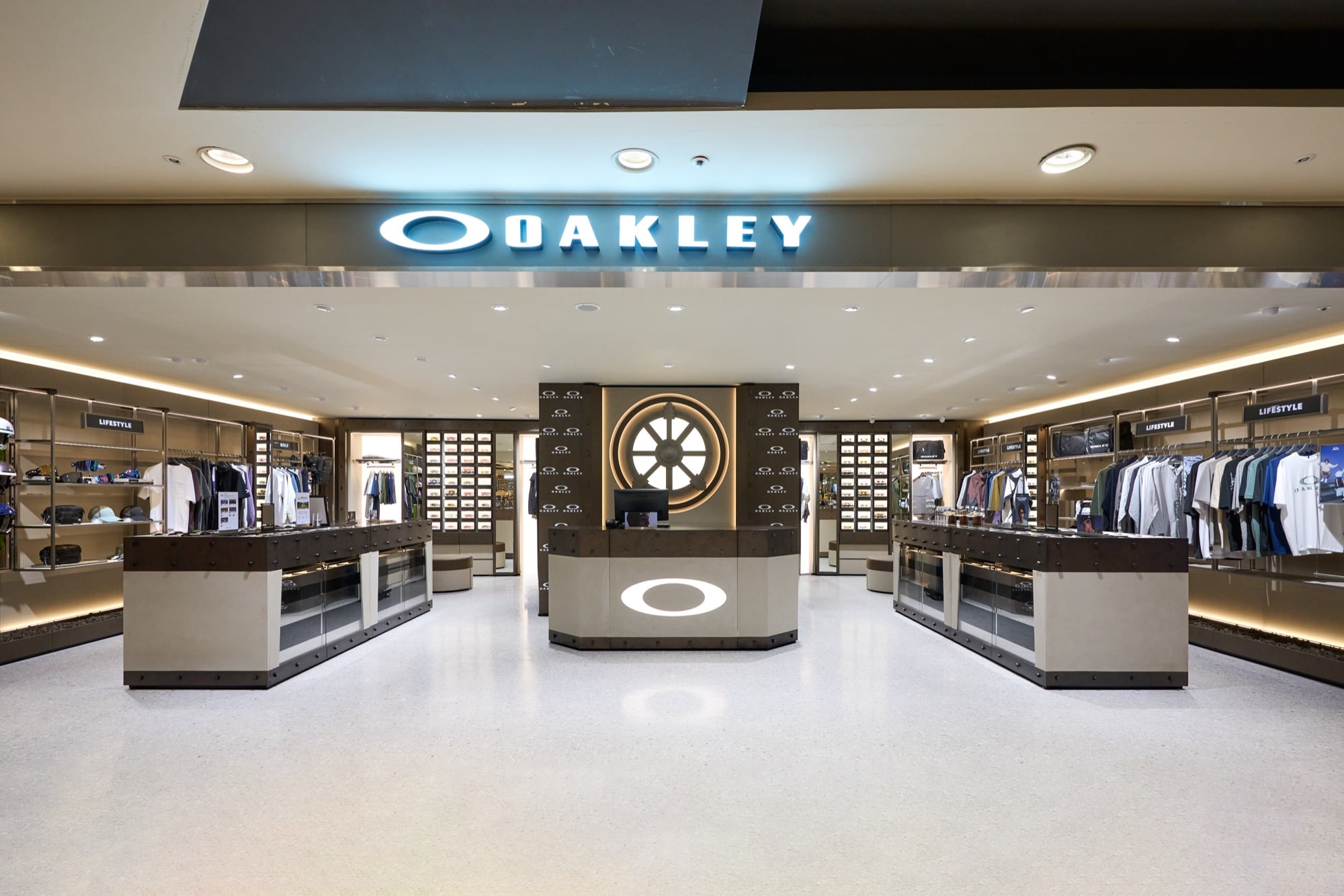 Oakley 忠孝 SOGO 專門店開幕!曹佑寧現身驚呼 鏡款 × 服飾 × 配件一次全集合!