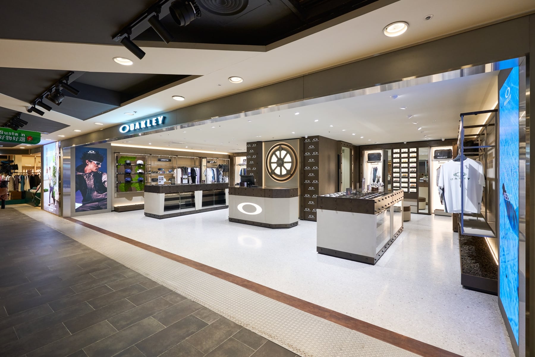 OAKLEY 忠孝 SOGO 概念店開幕!曹佑寧帥穿全套造型,四款獨家眼鏡同步登場!