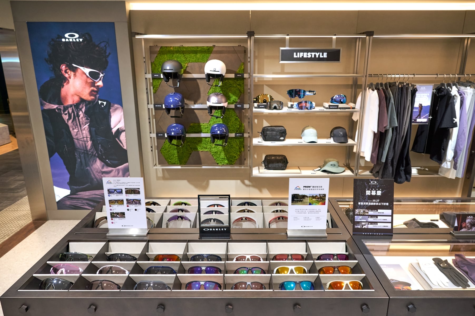 OAKLEY 忠孝 SOGO 概念店開幕!曹佑寧帥穿全套造型,四款獨家眼鏡同步登場!