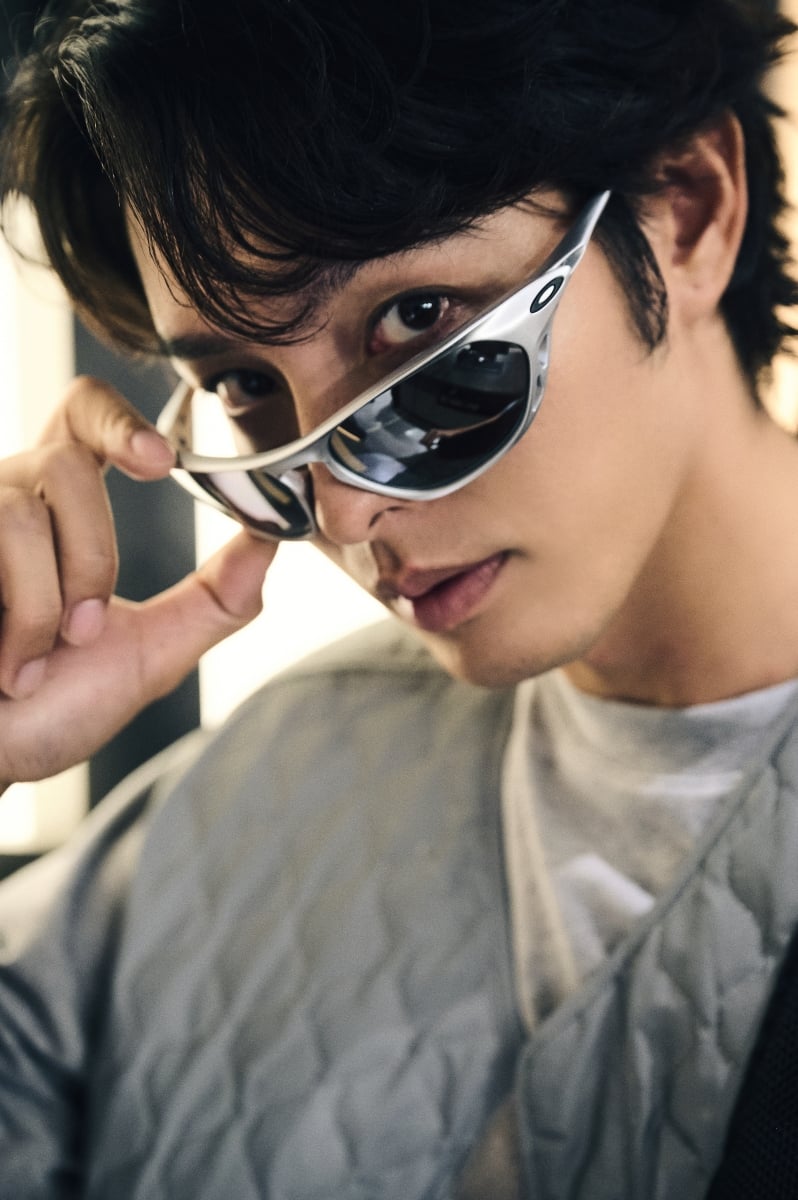OAKLEY 忠孝 SOGO 概念店開幕!曹佑寧帥穿全套造型,四款獨家眼鏡同步登場!