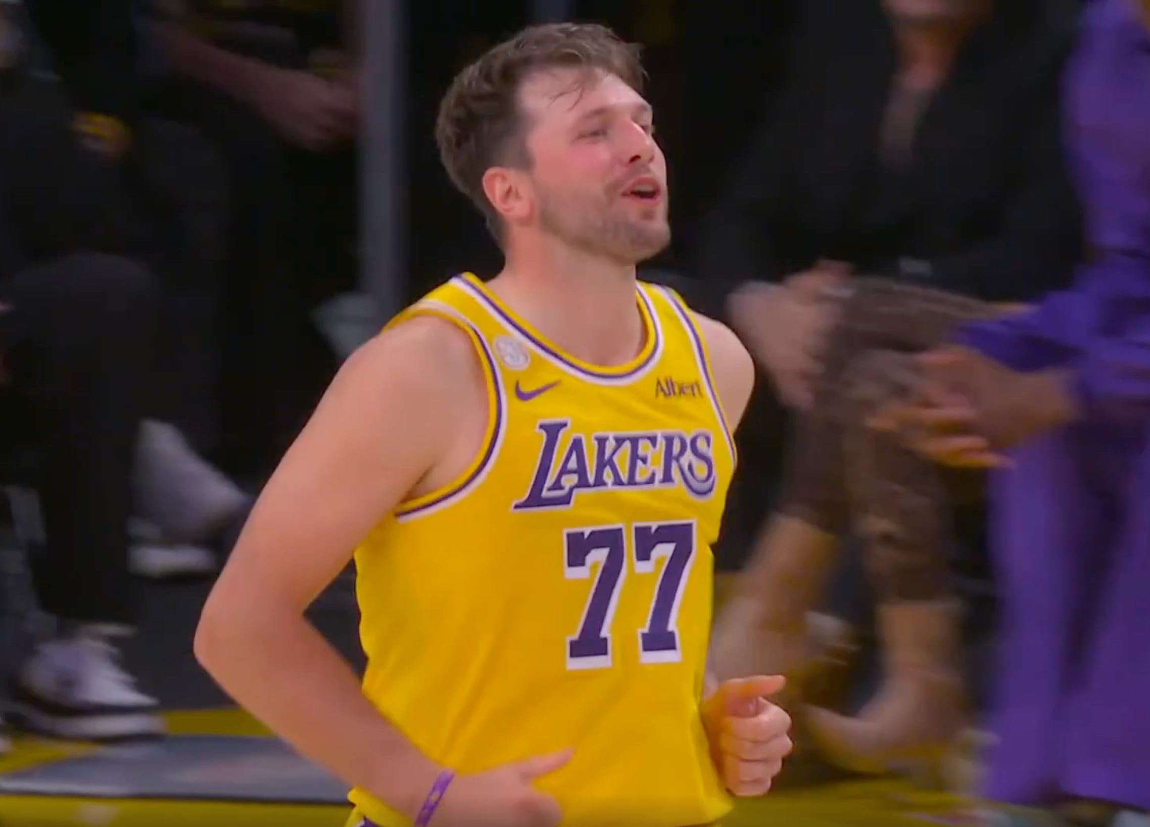 NBA／Luka Doncic 砍進超扯大號三分彈！對勇士菜鳥 Yaxel 狂噴垃圾話「過來啊娘X！」
