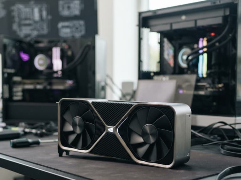 NVIDIA RTX 5090、5080傳下月幾乎沒貨！顯示卡恐再漲價，網友：「都買不到了，漲了又如何？」