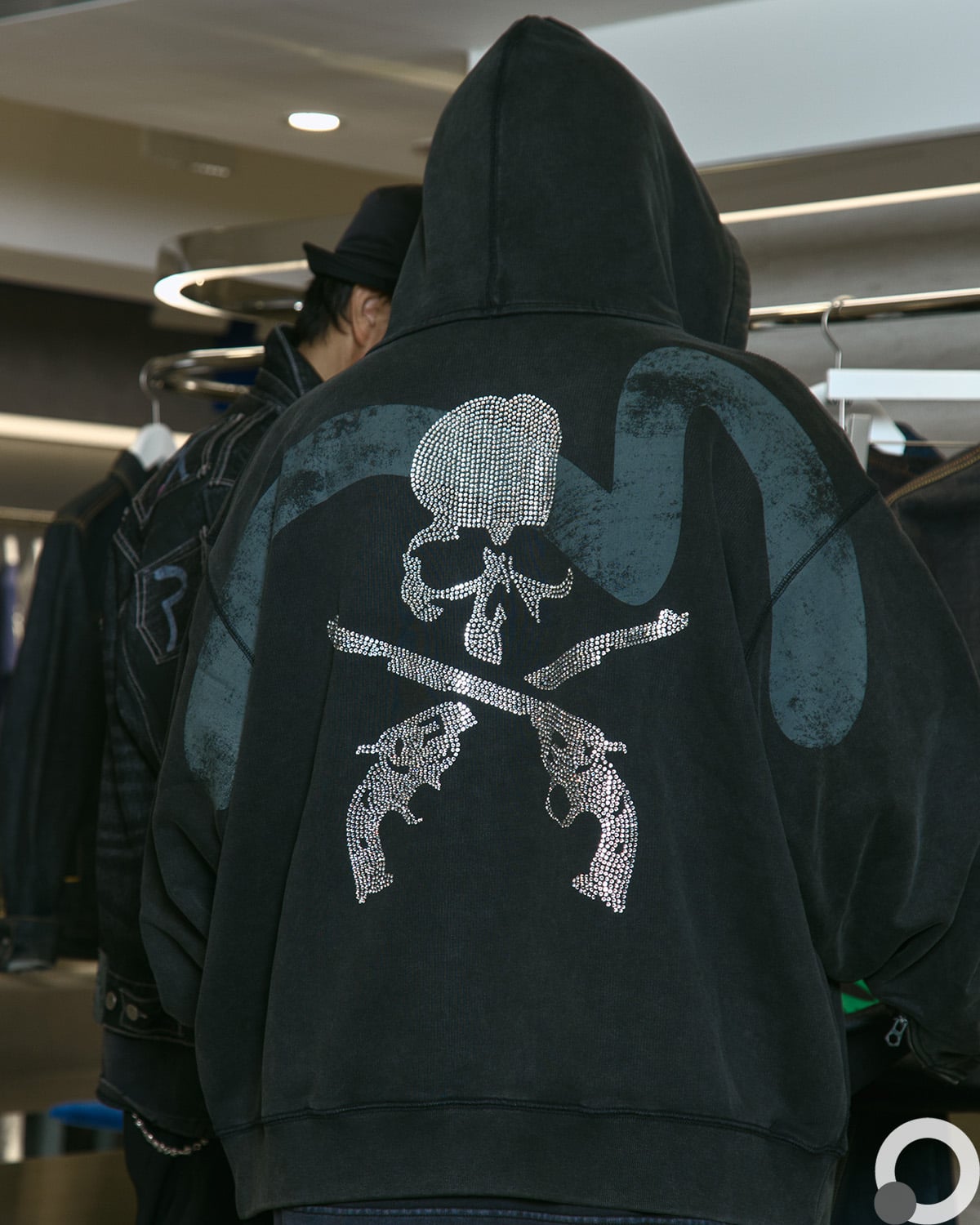 JUKSY POINT/骷髏、雙槍與海鷗相遇!mastermind JAPAN、roarguns 雙主理人談 EVISU 三方聯名與黑色美學背後故事