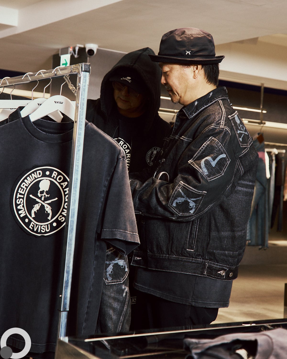 JUKSY POINT/骷髏、雙槍與海鷗相遇!mastermind JAPAN、roarguns 雙主理人談 EVISU 三方聯名與黑色美學背後故事