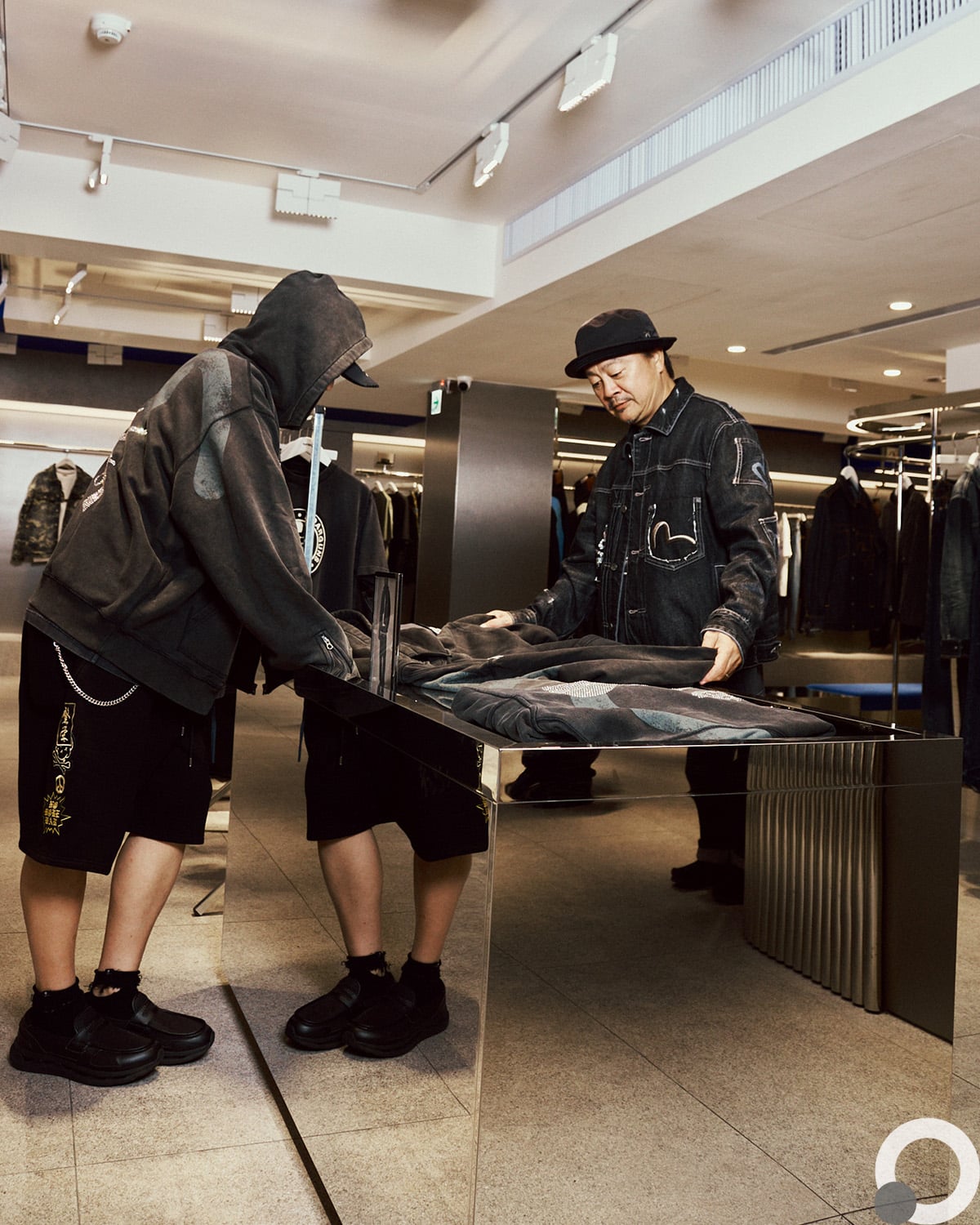 JUKSY POINT/骷髏、雙槍與海鷗相遇!mastermind JAPAN、roarguns 雙主理人談 EVISU 三方聯名與黑色美學背後故事