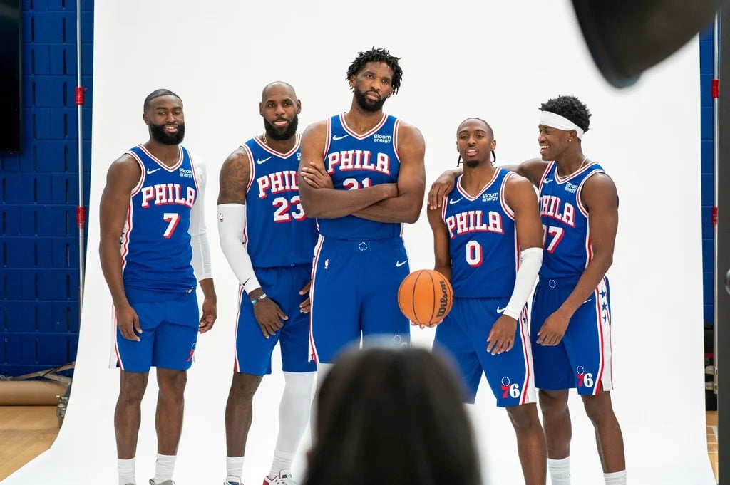 NBA／詹姆斯、恩比德「謎之慶祝手勢」遭瘋傳！網友熱議「他們也懂 INMU KING？」