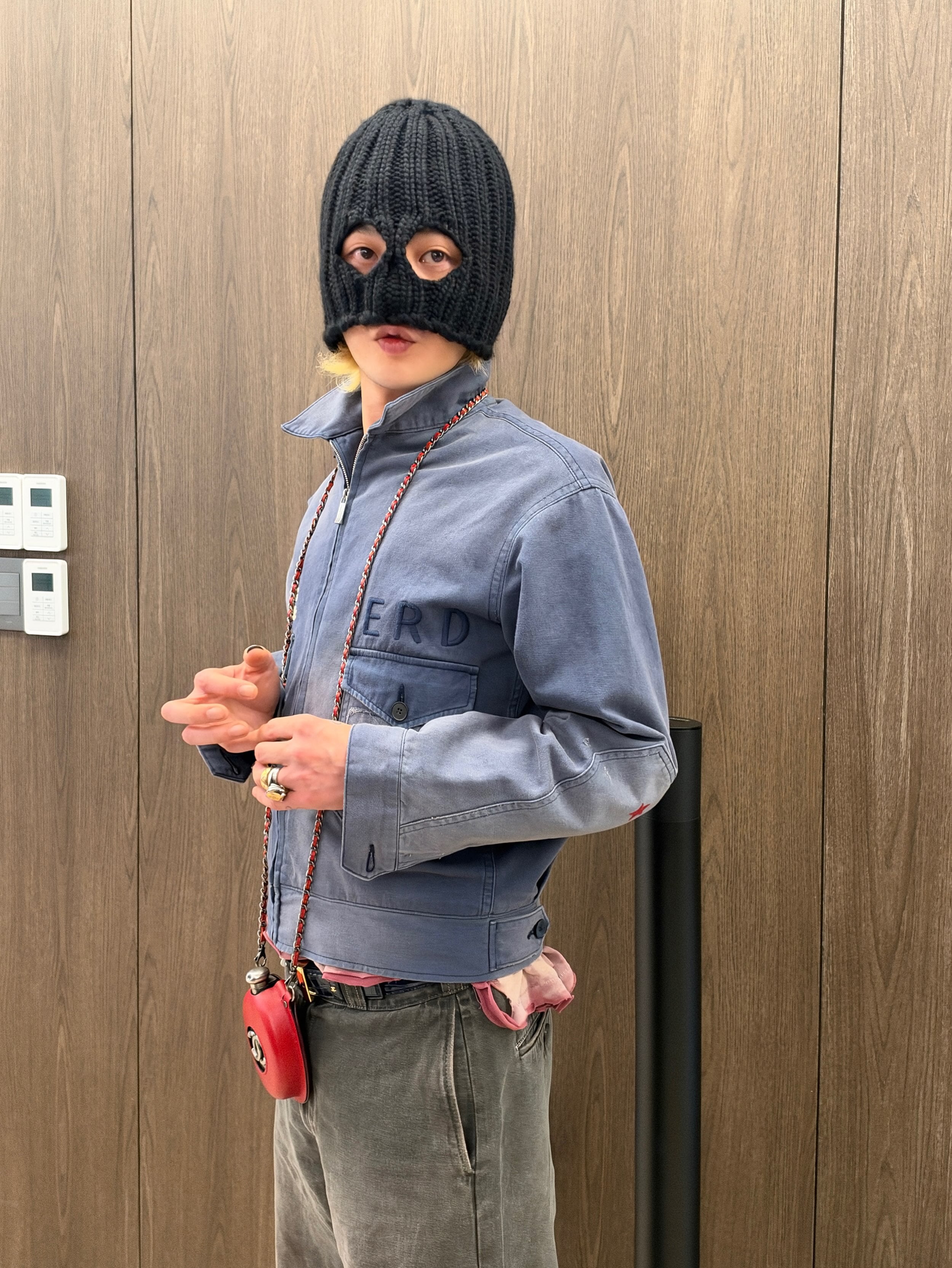 GD 最新近況照超搞怪！毛帽反戴遮住整張臉只露下巴，網笑：「強盜造型也能很潮！」