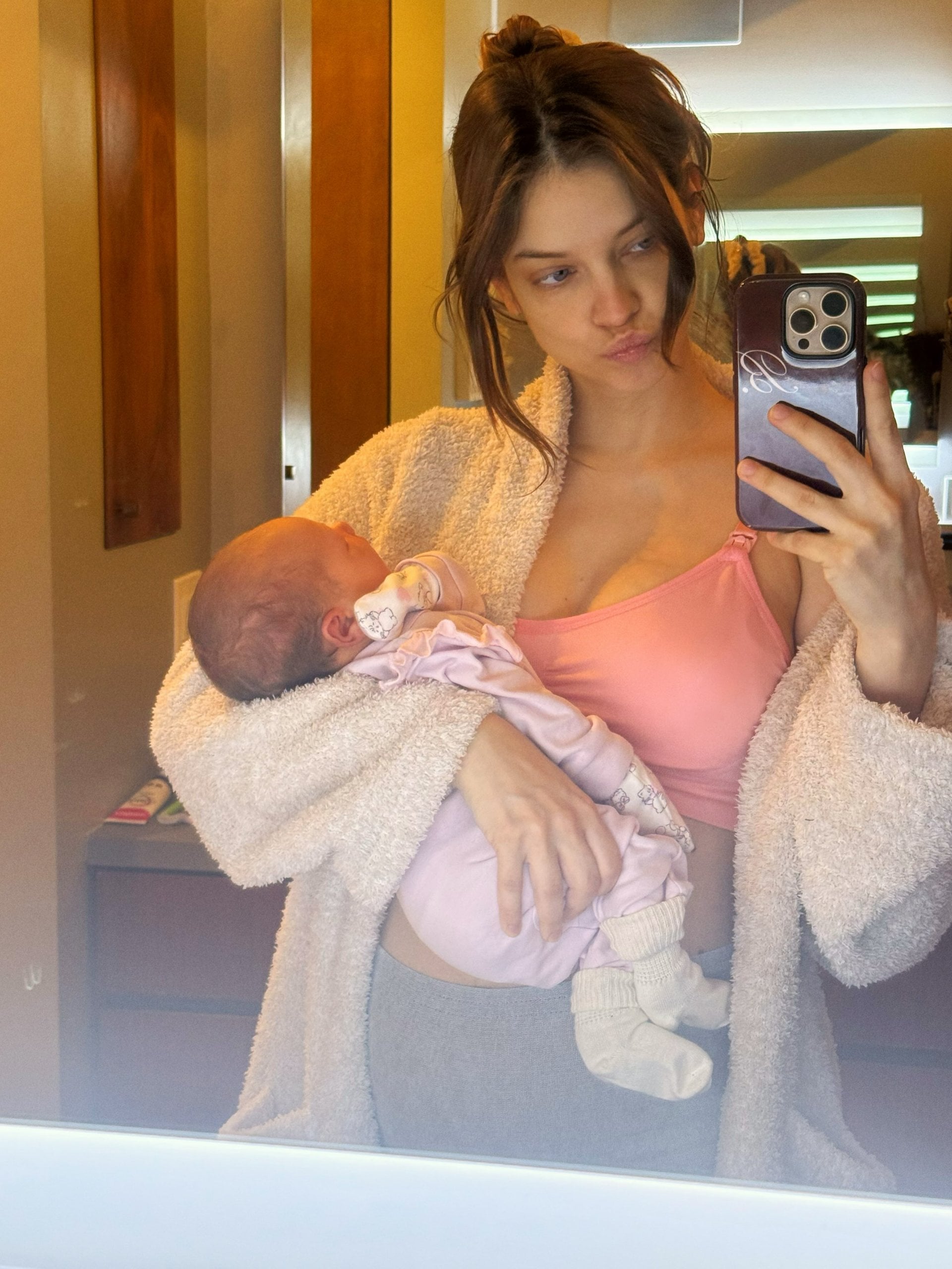 芭芭拉帕爾文 Barbara Palvin 身高 172 產後 6 週重返維密大秀！揭育兒幕後真實生活：「洗澡、好好吃飯都像成就！」