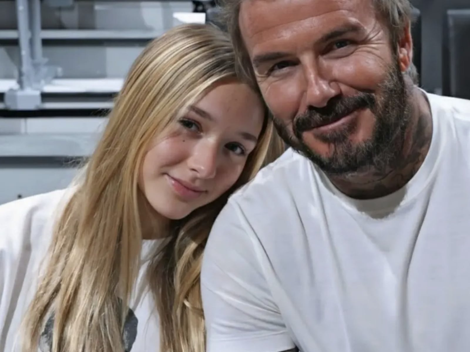 貝克漢 David Beckham 女兒哈珀想化妝上學遭校規禁止！多次打電話向媽媽求助，傳砸 300 萬美元創美妝品牌！