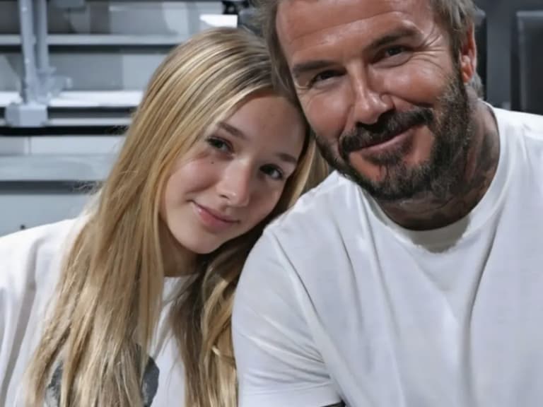 貝克漢 David Beckham 女兒哈珀想化妝上學遭校規禁止！多次打電話向媽媽求助，傳砸 300 萬美元創美妝品牌！