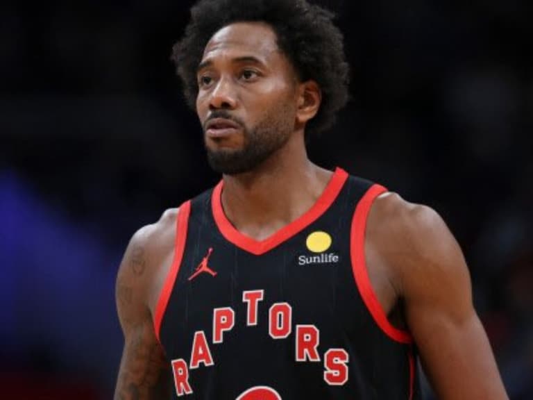 NBA／可愛 Kawhi Leonard 左膝腫脹恐缺席數週！MRI 無結構性損傷，球迷無奈：「才打兩場！」