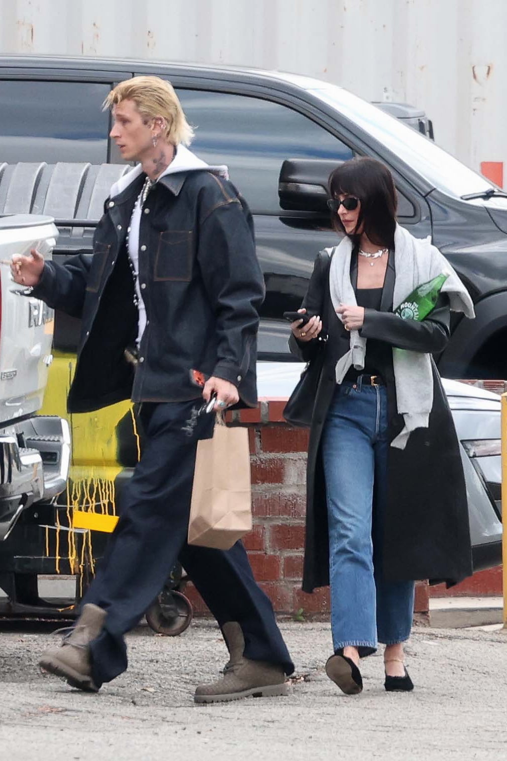 達珂塔強生 Dakota Johnson、機關槍凱利 MGK 首度白天同框!洛杉磯錄音室外雙雙上紅色跑車!