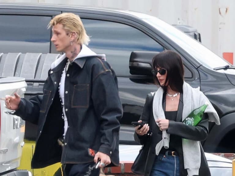 達珂塔強生 Dakota Johnson、機關槍凱利 MGK 首度白天同框！洛杉磯錄音室外雙雙上紅色跑車！