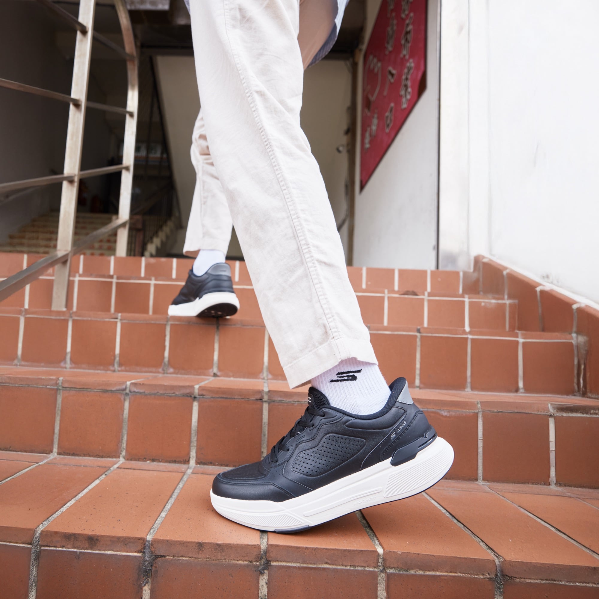 SKECHERS GO WALK 新系列一穿就走!穿脫不用彎腰、足弓支撐全包辦,通勤逛街都超好走!