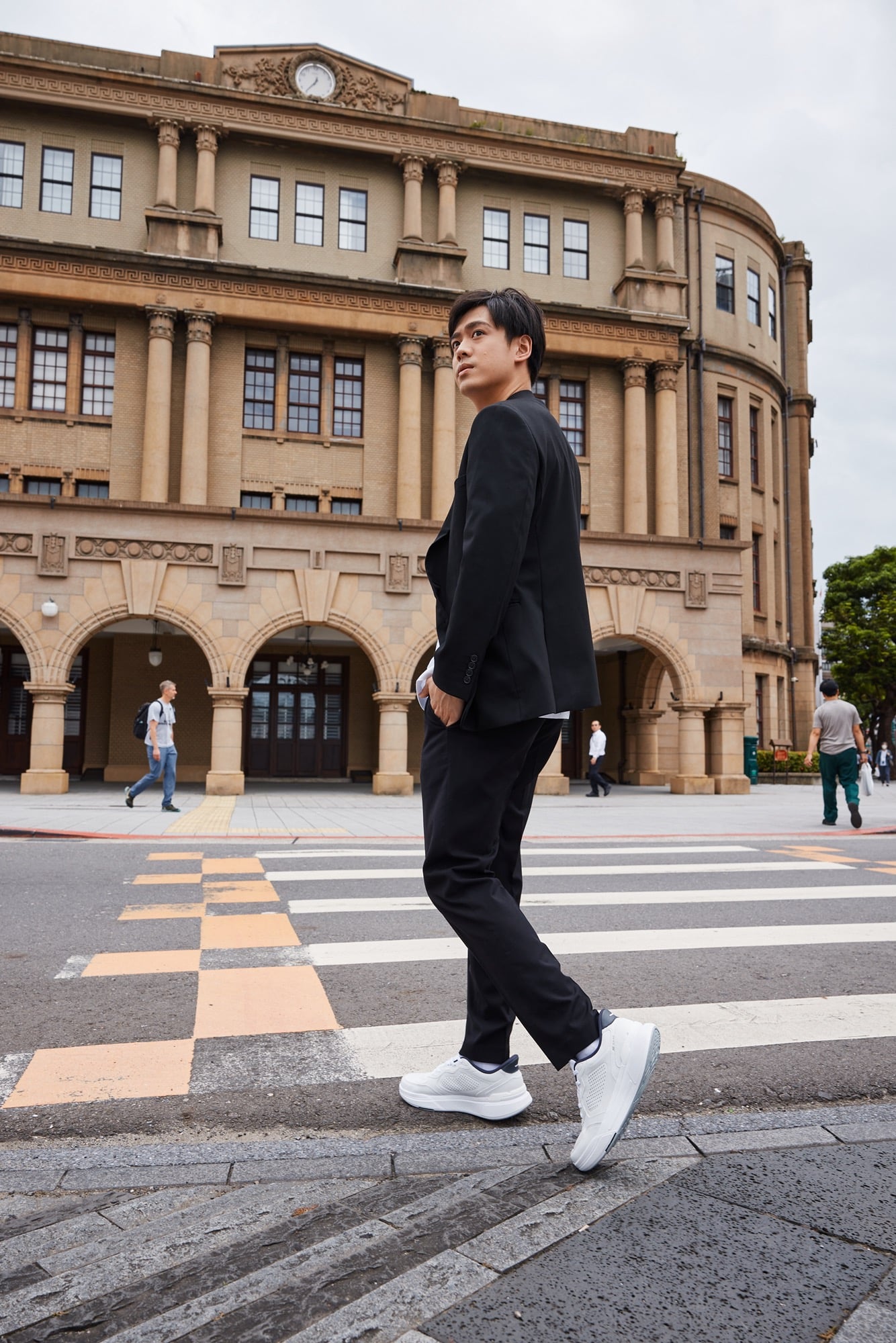 SKECHERS GO WALK 新系列一穿就走!穿脫不用彎腰、足弓支撐全包辦,通勤逛街都超好走!