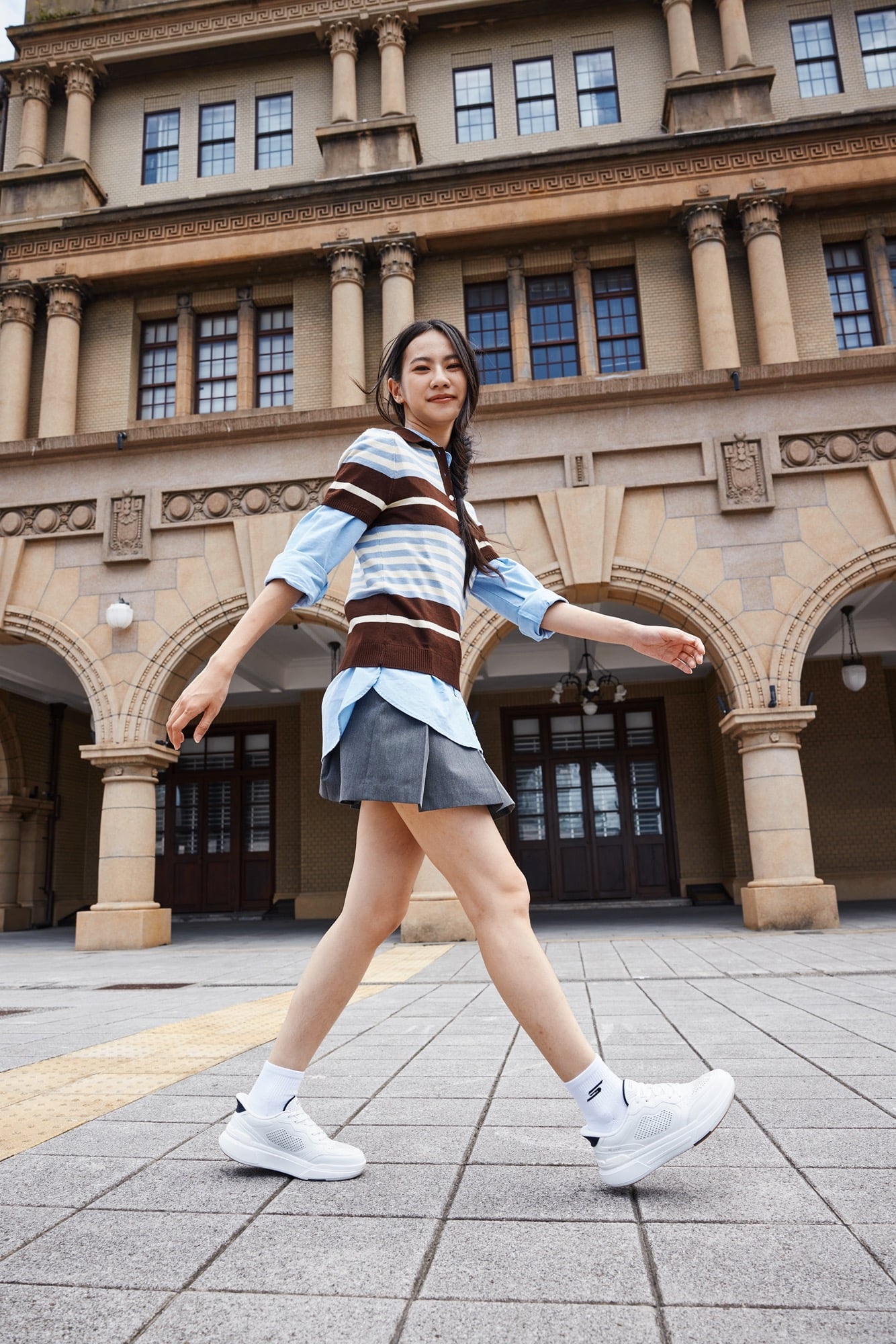 SKECHERS GO WALK 新系列一穿就走!穿脫不用彎腰、足弓支撐全包辦,通勤逛街都超好走!