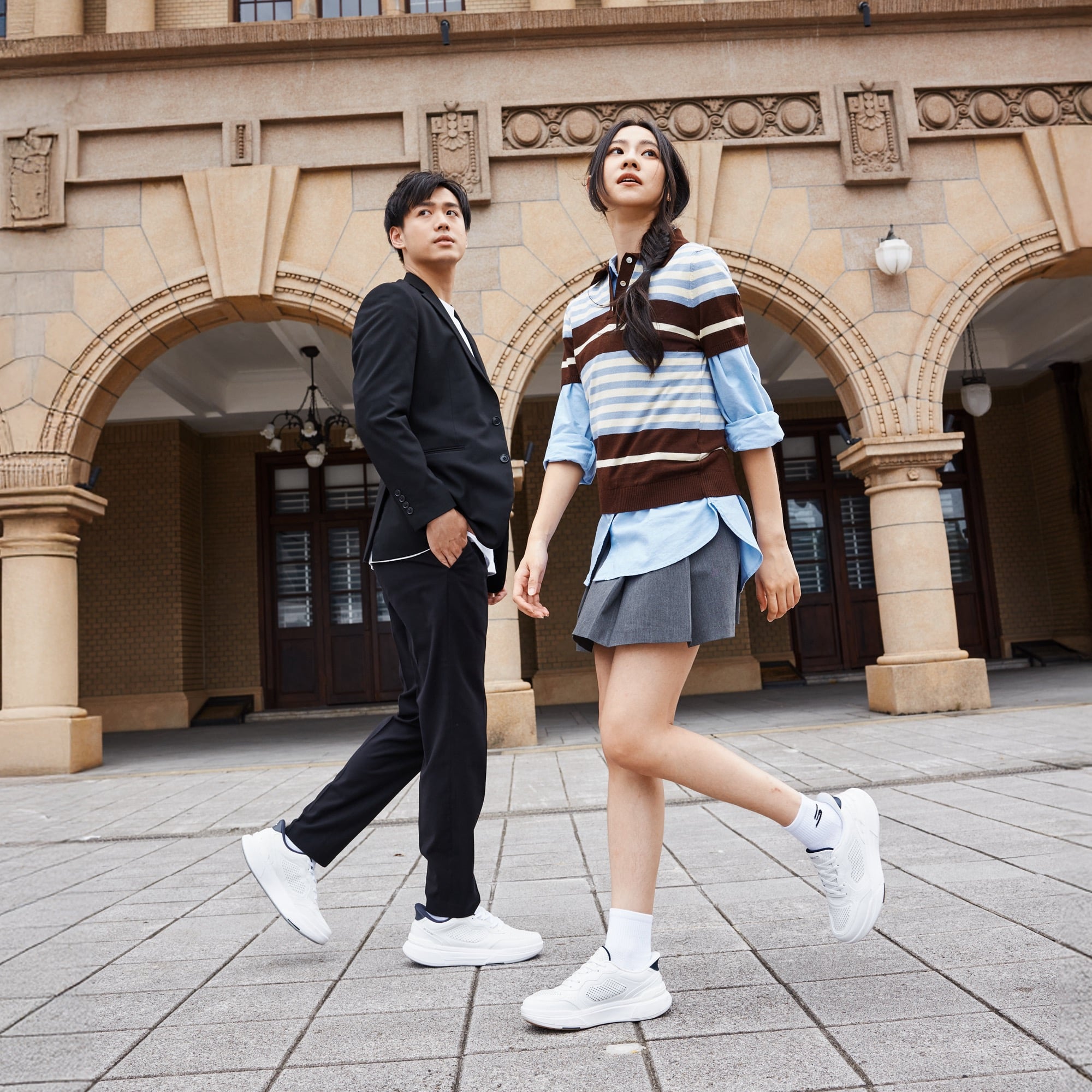 SKECHERS GO WALK 新系列一穿就走!穿脫不用彎腰、足弓支撐全包辦,通勤逛街都超好走!