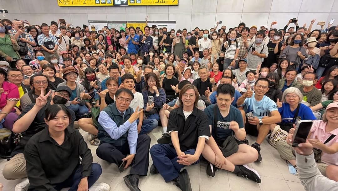 林隆璇台南車站快閃四手聯彈！攜陳俊豪指揮上百人合唱〈你那麼愛她〉