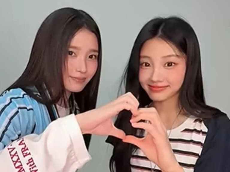 IU、ILLIT 元熙夢幻同框！粉絲狂讚：「根本姊妹！」