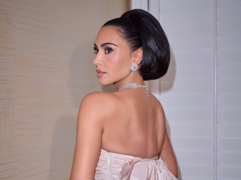 金卡戴珊 Kim Kardashian 傳記親揭繼父扮女裝內幕！認了：「第一次看到充滿恐懼！」