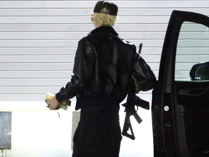 機關槍凱利 Machine Gun Kelly 一手拿書一手握步槍現身洛杉磯！真槍還是道具掀網友熱議！