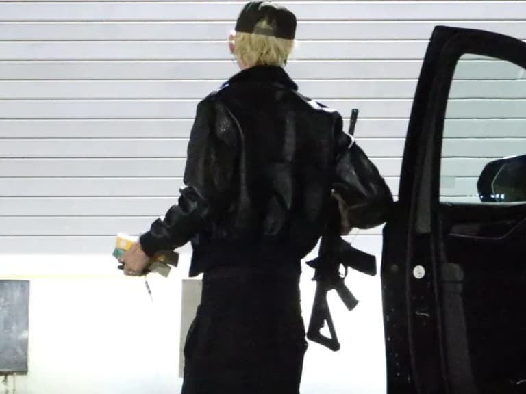 機關槍凱利 Machine Gun Kelly 一手拿書一手握步槍現身洛杉磯！真槍還是道具掀網友熱議！