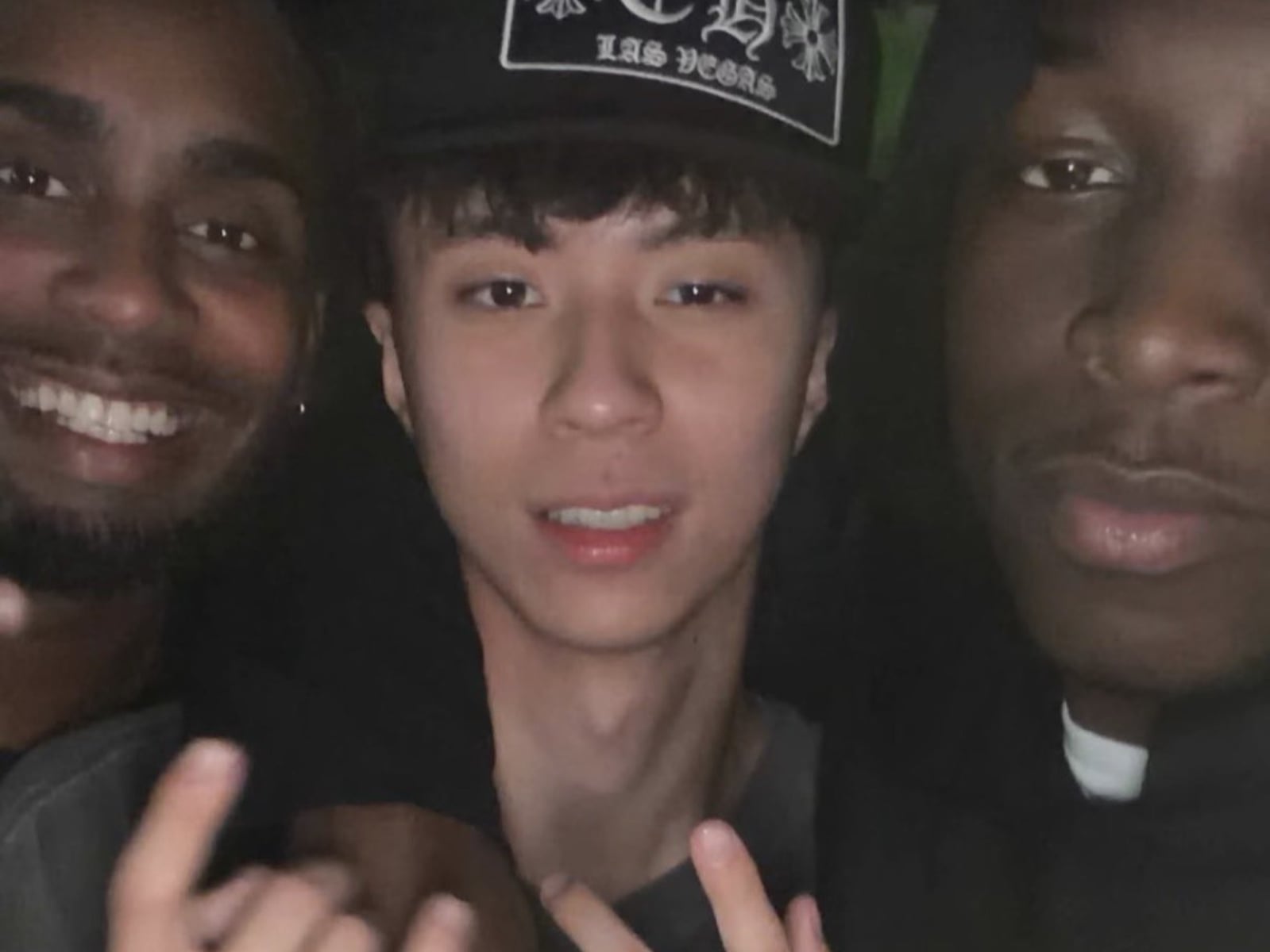 Ray 黑人好友整群現身台灣給 21 歲生日驚喜！本人感動「最棒的生日禮物！」
