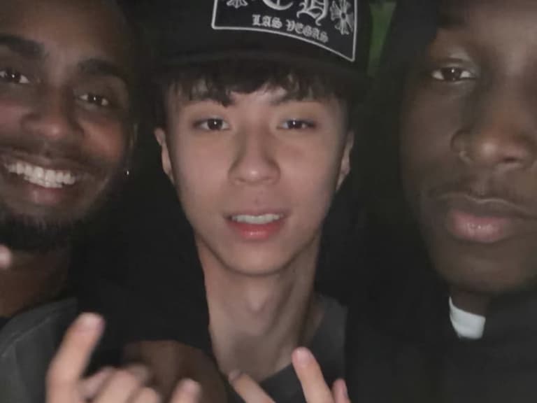Ray 黑人好友整群現身台灣給 21 歲生日驚喜！本人感動「最棒的生日禮物！」