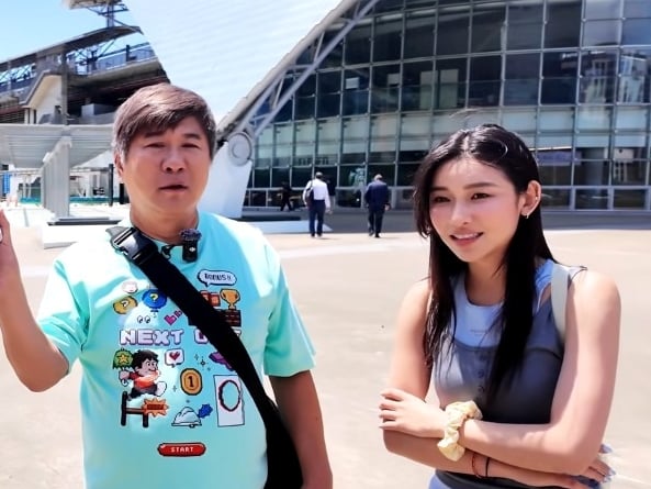 胡瓜《下面一位》百歲旅行團新竹找小吃！高鐵站求搭便車，正妹神似采子掀熱議！
