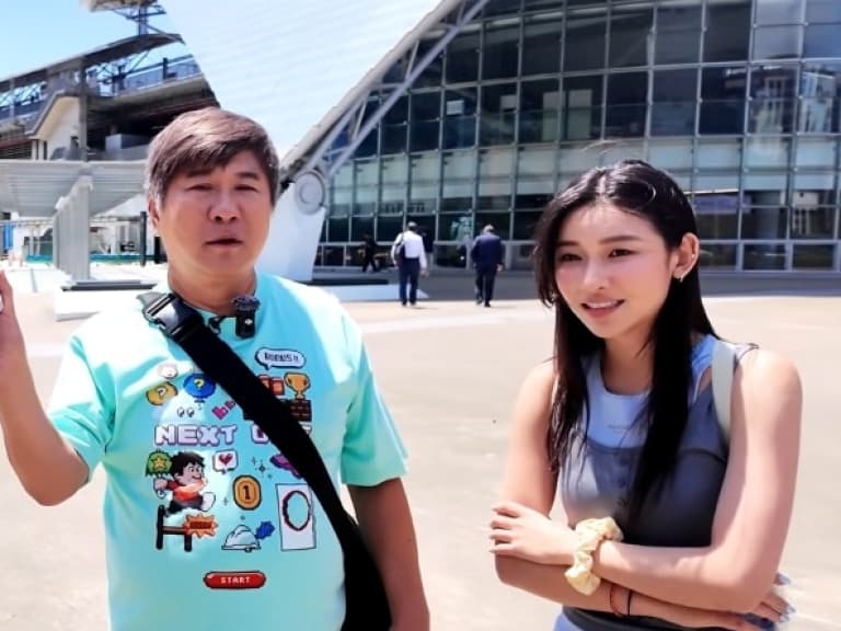 胡瓜《下面一位》百歲旅行團新竹找小吃！高鐵站求搭便車，正妹神似采子掀熱議！
