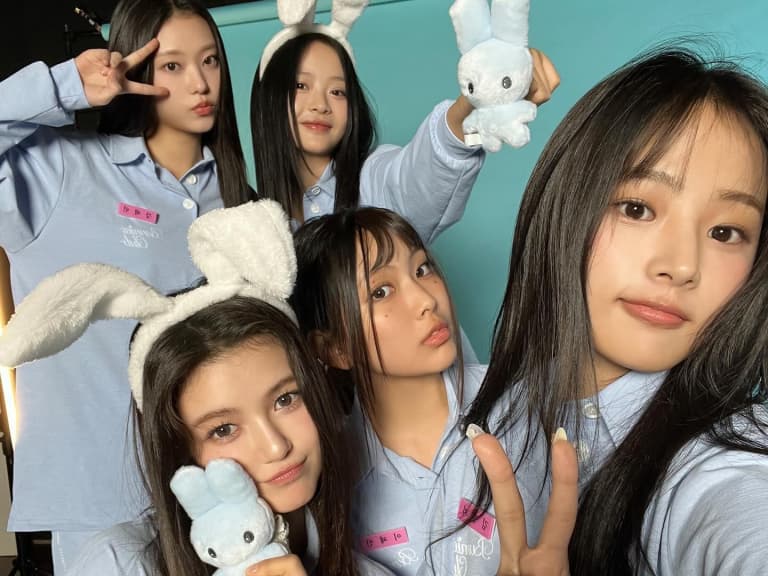 NewJeans 慶祝 Bunnies 4週年 IG 釋出新影片！Minji、Hanni、Haerin、Hyein 日常曝光！