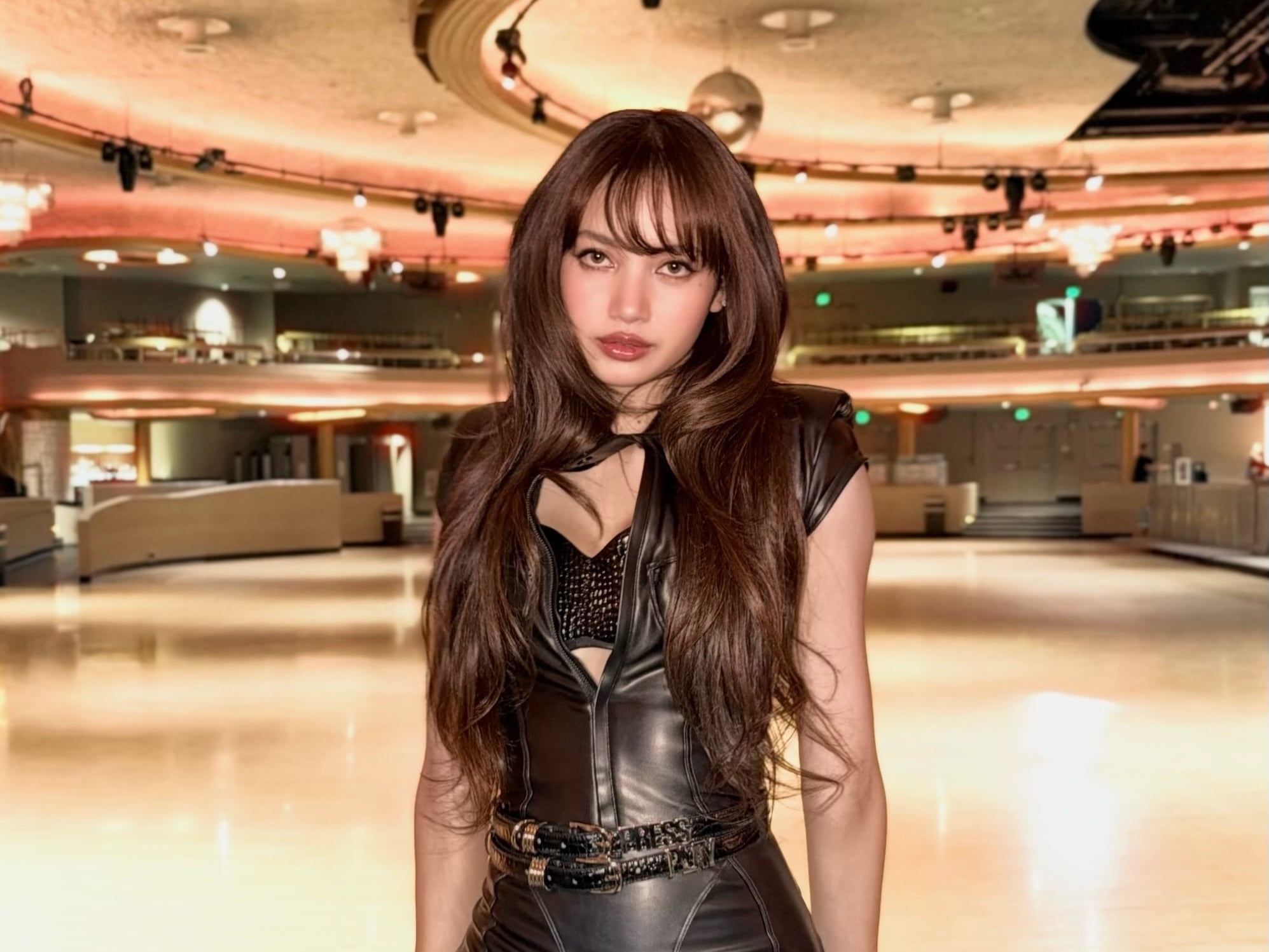 BLACKPINK Lisa 身高 167 公分 IG 新照像電影劇照！皮革短版上衣露腰線掀熱議！
