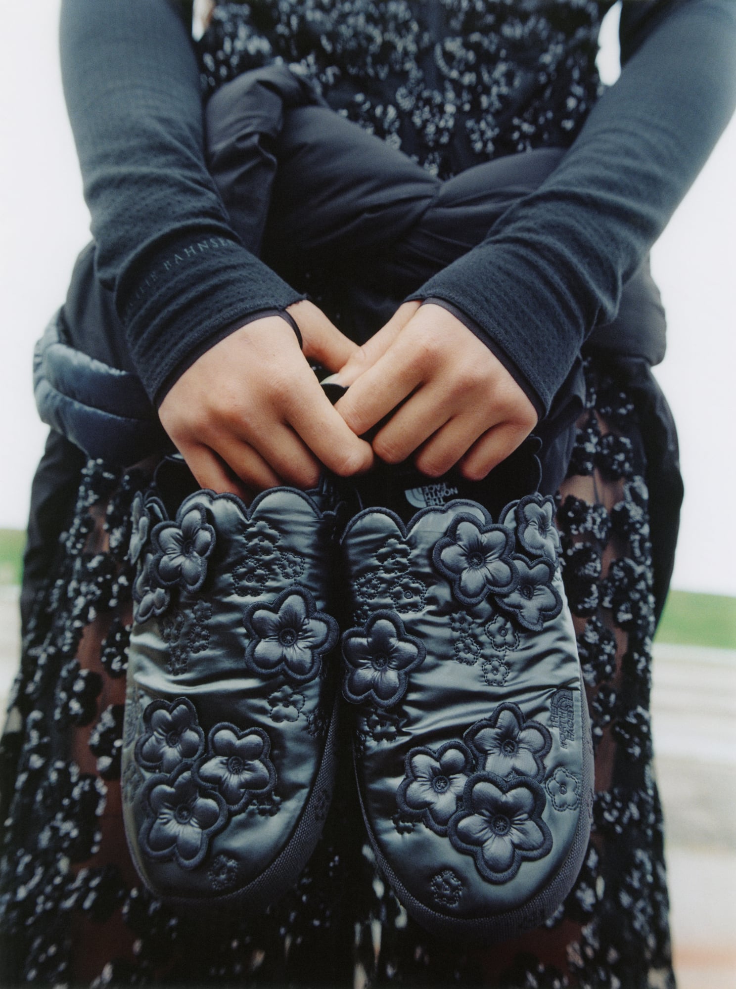 The North Face × Cecilie Bahnsen 第四度聯名來了!Nuptse 羽絨外套花卉刺繡太夢幻⋯11/5 台北 101 限定開賣!